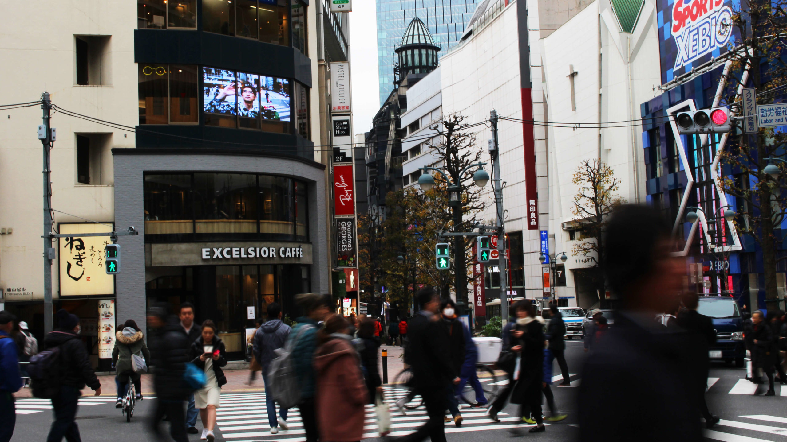 東京都渋谷区 | 大型ウィンドウビジョン（透過性LED）